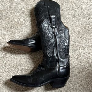 Justin black boots slightly imperfect